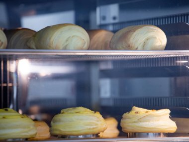 Bir fırında profesyonel bir fırında hamur işi pişirmek.