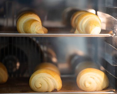 Bir fırında profesyonel bir fırında hamur işi pişirmek.