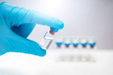 Koronavirüs enfeksiyonunu önleme, aşılama ve tedavi için aşı ve şırınga enjeksiyonu (COVID-19, nCoV 2019)