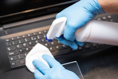 Coronavirus COVID-19, temizlik masasının dezenfeksiyonunu dezenfekte etti. Ofis, temizlik bezlerini dezenfekte ederek bilgisayarları dezenfekte ediyor.. 