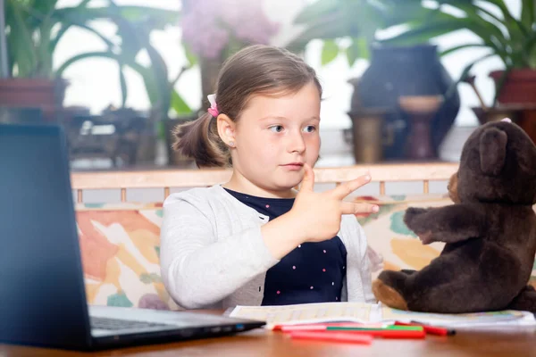 Formazione Online Distanza Ragazza Della Scuola Guardando Lezioni Educazione Online — Foto Stock