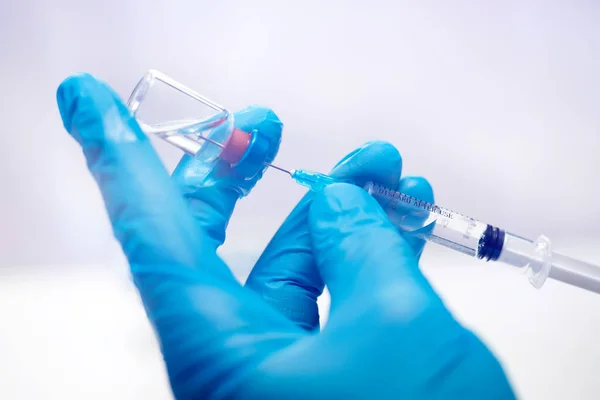 Vetenskapsman Hand Blå Handskar Som Innehar Coronavirus Covid Vaccin Sjukdom — Stockfoto
