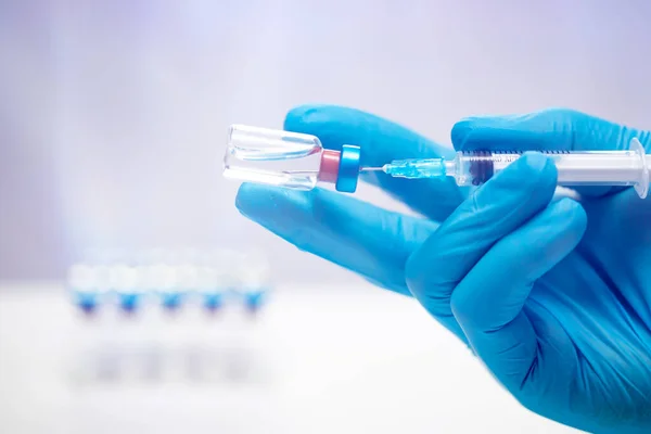 科学家们手拿着蓝色手套 手里拿着高头牛 眼镜蛇 19型疫苗 准备进行人类临床试验疫苗注射 医药和药物概念 — 图库照片