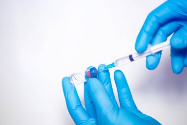Bilim adamları ellerinde koronavirüs, covid-19 aşısı hastalığı olan mavi eldivenlerle klinik aşı aşısı için hazırlanıyorlar. İlaç ve uyuşturucu kavramı