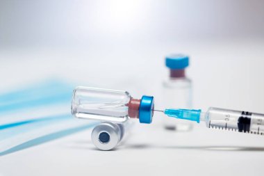 Koronavirüs enfeksiyonunu önleme, aşılama ve tedavi için aşı ve şırınga enjeksiyonu (COVID-19, nCoV 2019)