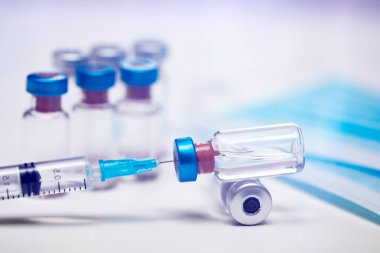 Koronavirüs enfeksiyonunu önleme, aşılama ve tedavi için aşı ve şırınga enjeksiyonu (COVID-19, nCoV 2019)