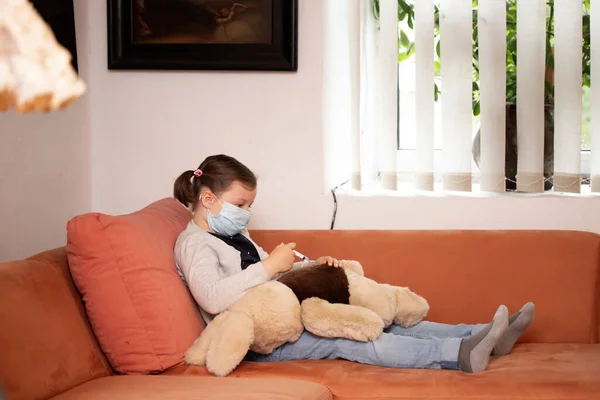 Little Girl Face Mask Doing Injection Sick Teddy Bear Toy — Stock Photo, Image