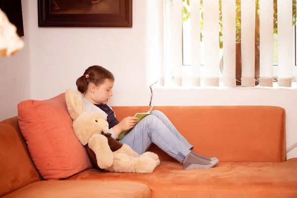 Little Girl Reading Story Her Teddy Bears While Laying Bed — Stock Photo, Image