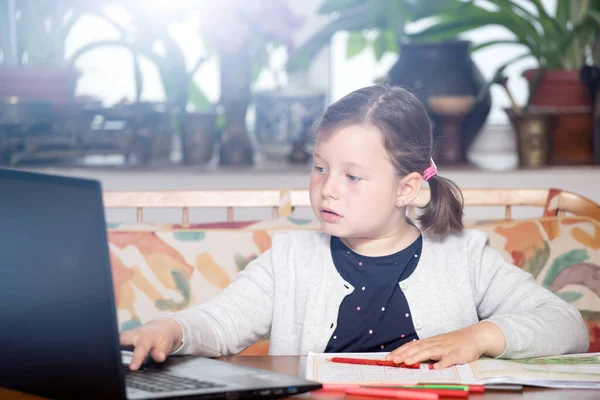 Distance Learning Online Education School Girl Watching Online Education Classes — Stock Photo, Image