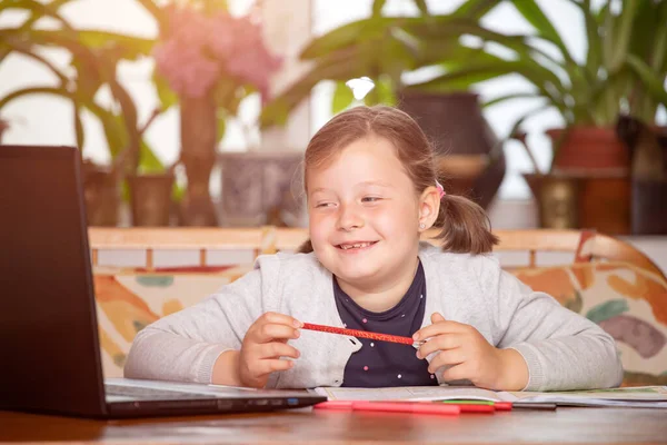 Formazione Online Distanza Ragazza Della Scuola Guardando Lezioni Educazione Online — Foto Stock