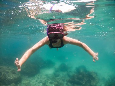 Tropik denizde şnorkelle yüzen kadınlar. Seyahat, aktif yaşam tarzı konsepti.