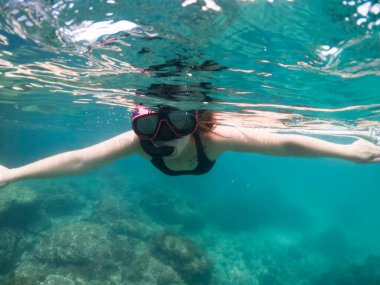 Tropik denizde şnorkelle yüzen kadınlar. Seyahat, aktif yaşam tarzı konsepti.