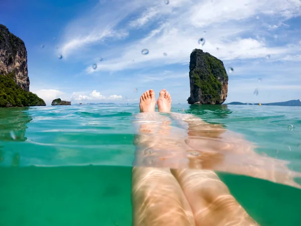 Γυναικεία Πόδια Κρυστάλλινα Νερά Κράμπι Ταϊλάνδη Καλοκαιρινή Παραλία — Φωτογραφία Αρχείου