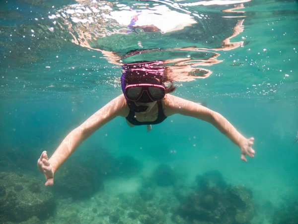 Mujeres Haciendo Snorkel Mar Tropical Viajar Concepto Estilo Vida Activo —  Fotos de Stock