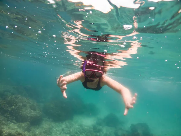 Donne Che Fanno Snorkeling Nel Mare Tropicale Viaggiare Concetto Stile — Foto Stock