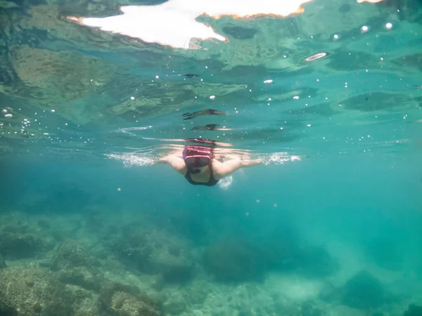 Donne Che Fanno Snorkeling Nel Mare Tropicale Viaggiare Concetto Stile — Foto Stock