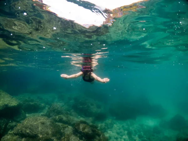 Donne Che Fanno Snorkeling Nel Mare Tropicale Viaggiare Concetto Stile — Foto Stock