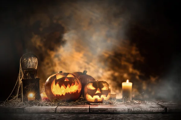 Zucche di Halloween sul vecchio tavolo di legno — Foto Stock