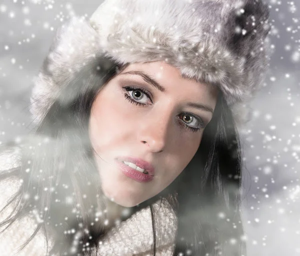 冬の帽子と美しいブルネットの女性の肖像画 — ストック写真