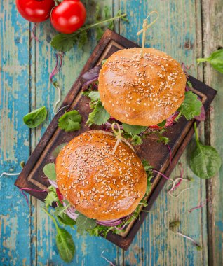 Ev yapımı hamburgerlere yakın çekim
