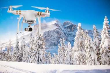 Beyaz dron dört helikopter ile uçan yüksek çözünürlüklü dijital fotoğraf makinesi.