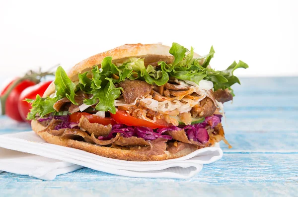 Närbild på kebab smörgås. — Stockfoto