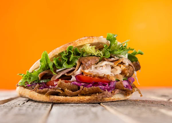 Fechar a sanduíche de kebab . — Fotografia de Stock