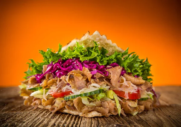 Närbild på kebab smörgås. — Stockfoto