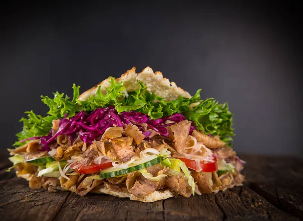 ケバブ サンドイッチのクローズ アップ. — ストック写真