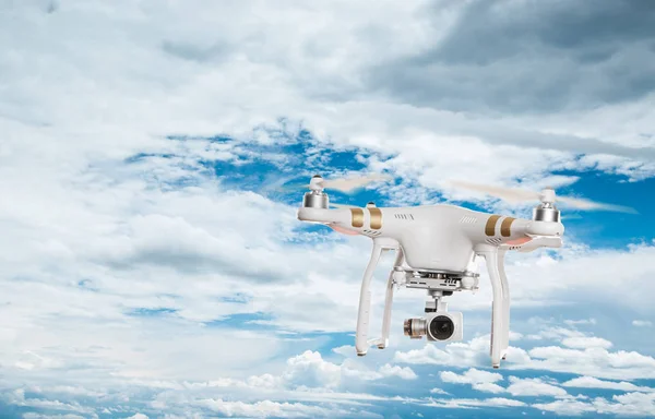 White drone quad copter with high resolution digital camera flying. — Stock Photo, Image