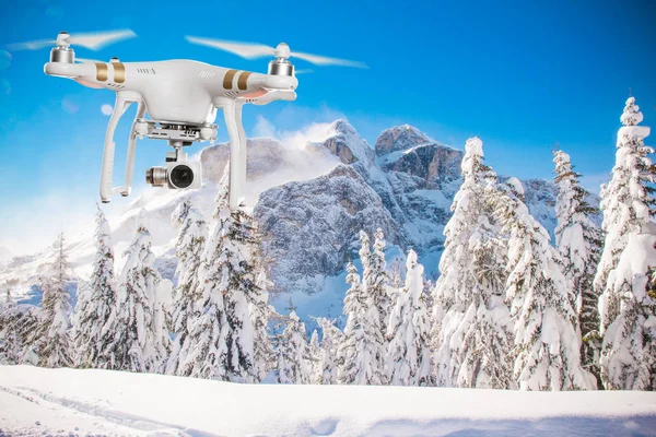 White drone quad copter with high resolution digital camera flying. — Stock Photo, Image