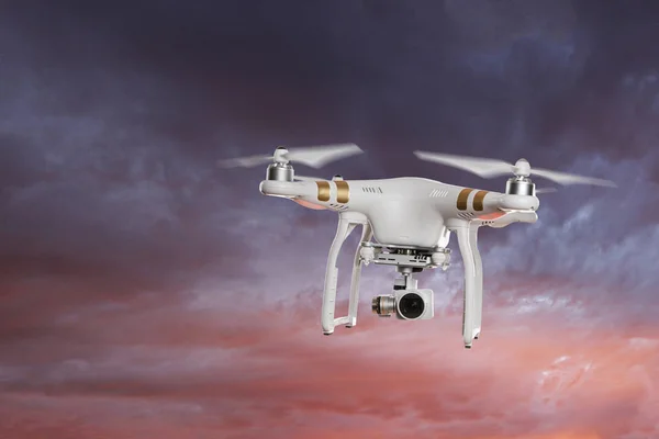 Vita drone quad copter med högupplöst digitalkamera flyger. — Stockfoto