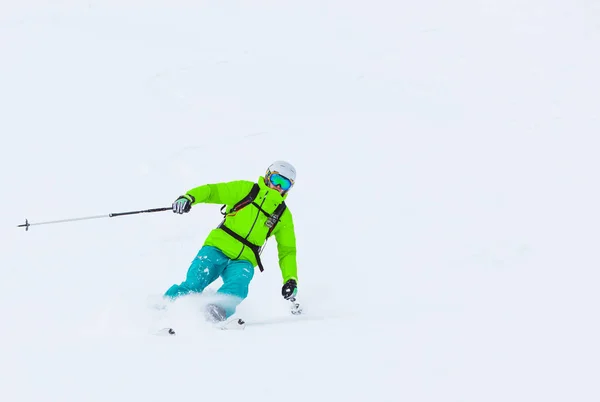 Freeride dans la neige fraîche en poudre . — Photo