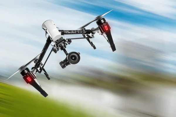 Drone branco quad copter com câmera digital de alta resolução voando . — Fotografia de Stock