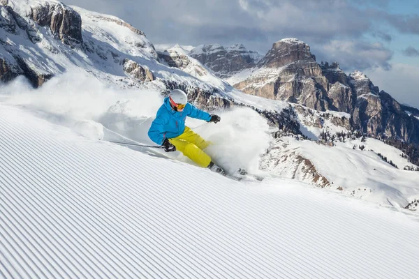 Лижний спуск на лижах у високих горах — стокове фото