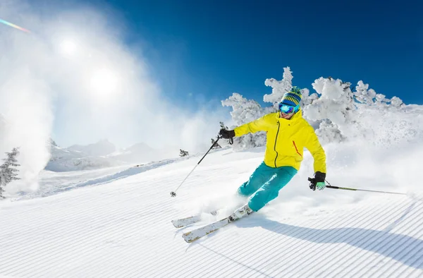 Sciatori che sciano in discesa in alta montagna — Foto Stock