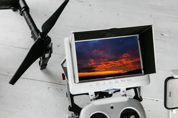 Rotor de drone et émetteur sur table en bois . — Photo