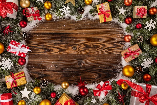 Decoración de Navidad sobre fondo de madera — Foto de Stock