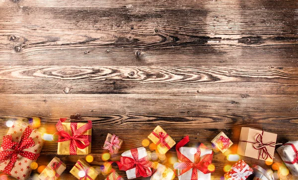 Kerstversiering op houten achtergrond — Stockfoto