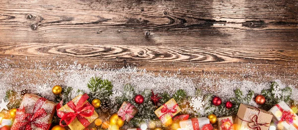 Weihnachtsdekoration auf Holzgrund — Stockfoto