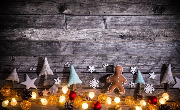 Різдвяні прикраси на дерев'яному фоні — стокове фото