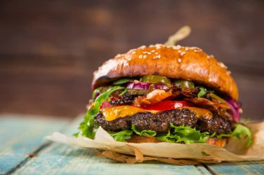 Ev yapımı hamburgerlere yakın çekim