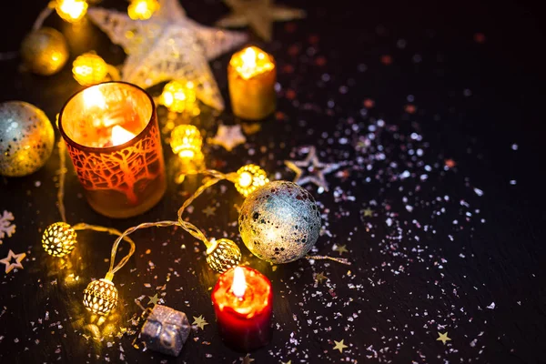 Brillantes decoraciones de Navidad naturaleza muerta . — Foto de Stock