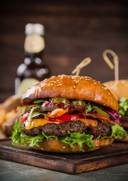 Nahaufnahme von hausgemachten Burgern — Stockfoto