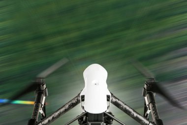 Beyaz dron dört helikopter ile uçan yüksek çözünürlüklü dijital fotoğraf makinesi.