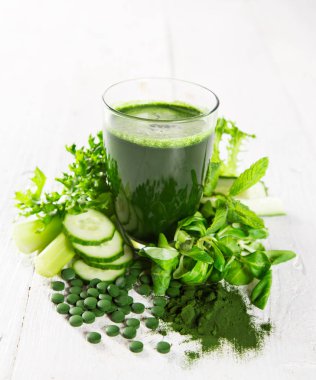 Genç arpa ve chlorella spirulina.