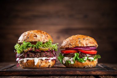 Ev yapımı hamburgerlere yakın çekim