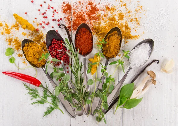 Verschiedene bunte Gewürze auf Holztisch — Stockfoto