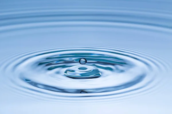 Water drop falling into water. — Stock Photo, Image