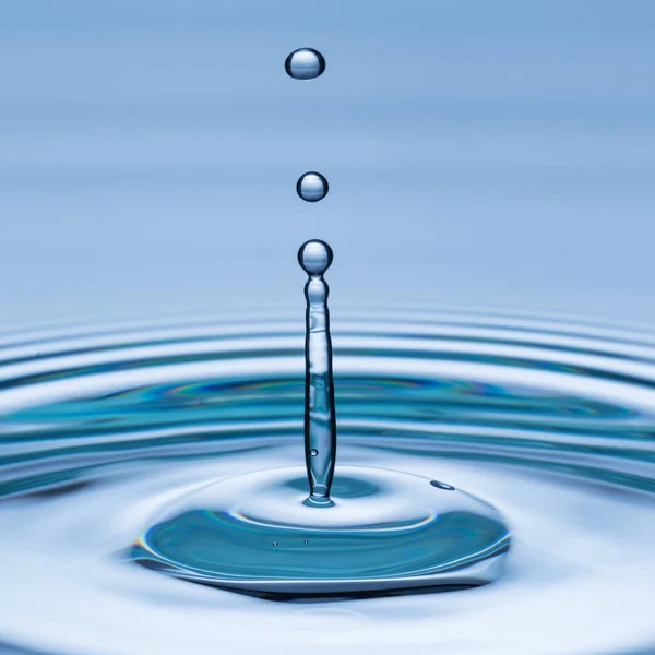 Gota de agua cayendo al agua. — Foto de Stock